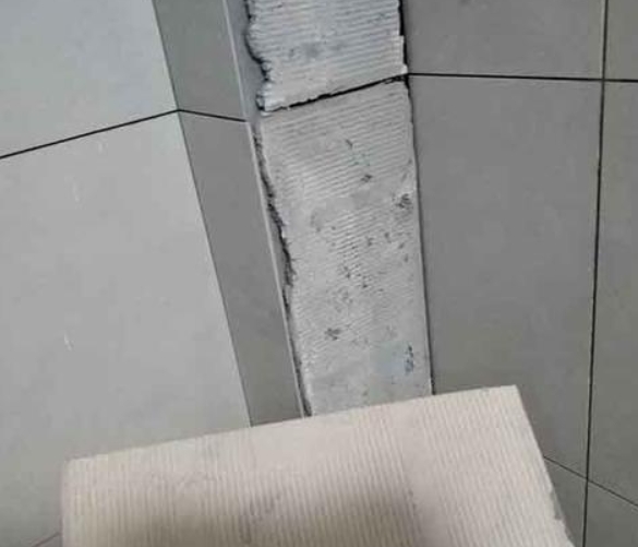 滨海瓷砖空鼓维修公司分享下厨房瓷砖脱落的补救措施。